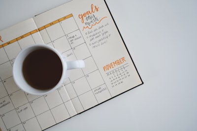 Agenda ouvert avec montre et planification du temps