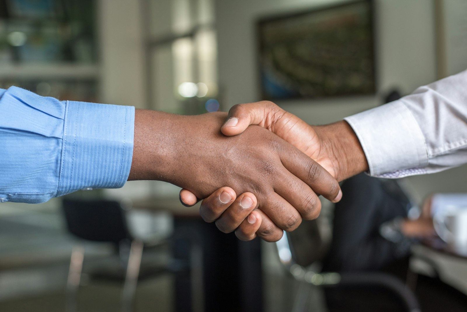 Poignée de main entre deux professionnels lors d'une rencontre d'affaires