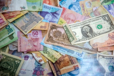 Billets et pièces de monnaie posés sur une table